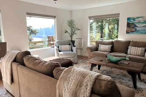 Chetco Riverview! Rejuvenating Hot Tub! King Bed!