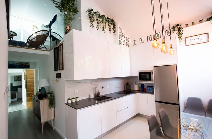 LUXURY PENTHOUSE – River Gallery Art – View&Center