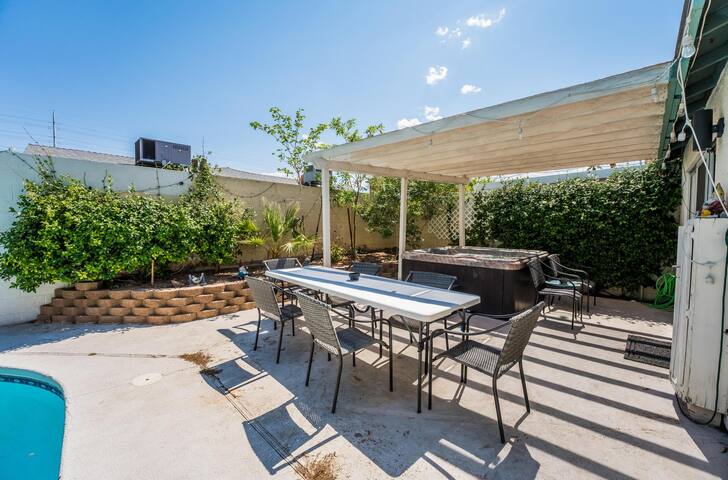 Renovated 10 mins to strip gallery image 3