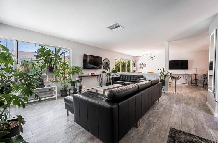 Renovated 10 mins to strip gallery image 4