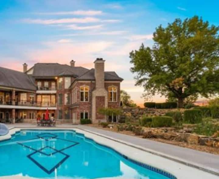 Luxury room with private bath in a waterfront home Houses for Rent in Warrensburg, Missouri