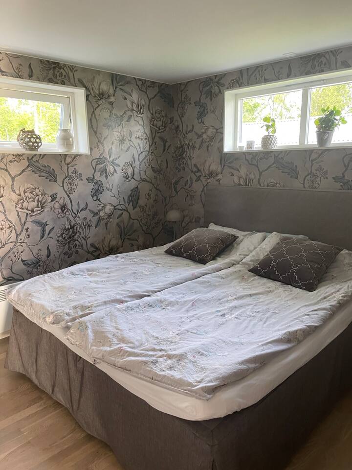 Dhoma e gjumit 2 me krevat kontinental 180 cm