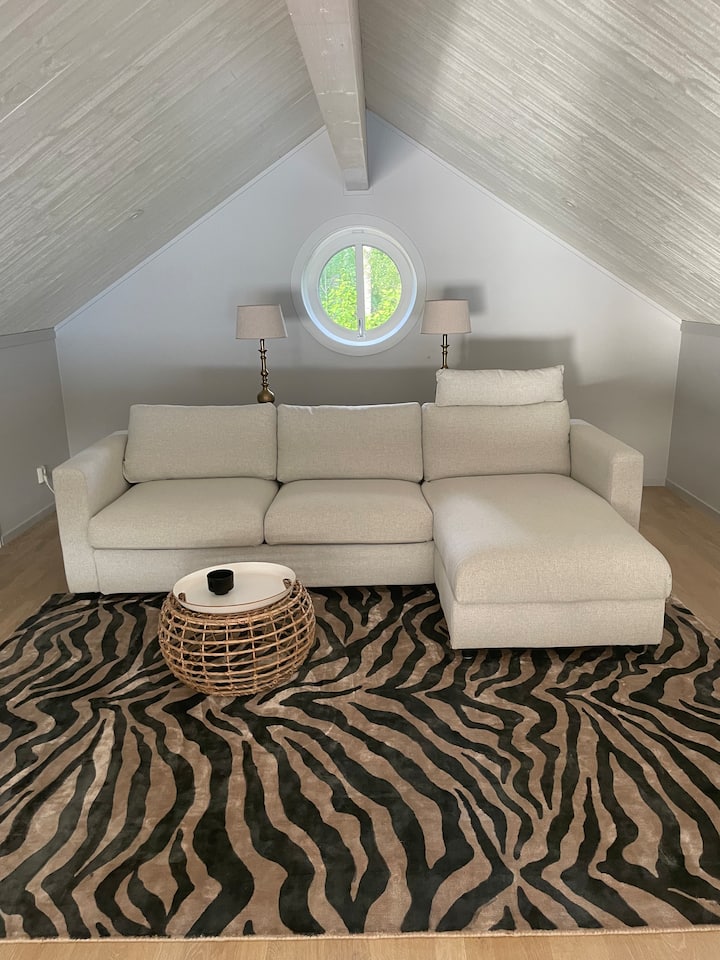 Loft me divan krevat 140 cm. Pamje të mrekullueshme!