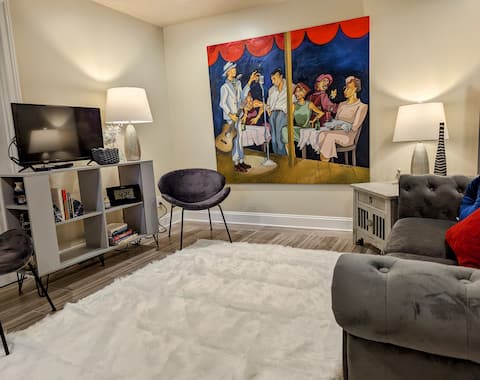 Top Airbnb: Lower-level apartment w 2 BRs and kitchenette in Bellevue