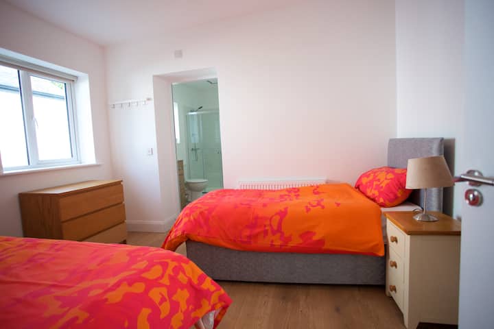 Room 8 (2 single beds)