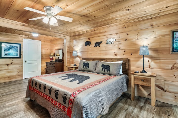 Dog-friendly Cabin W/ Hot Tub & Great Summer Rates - Gatlinburg, TN