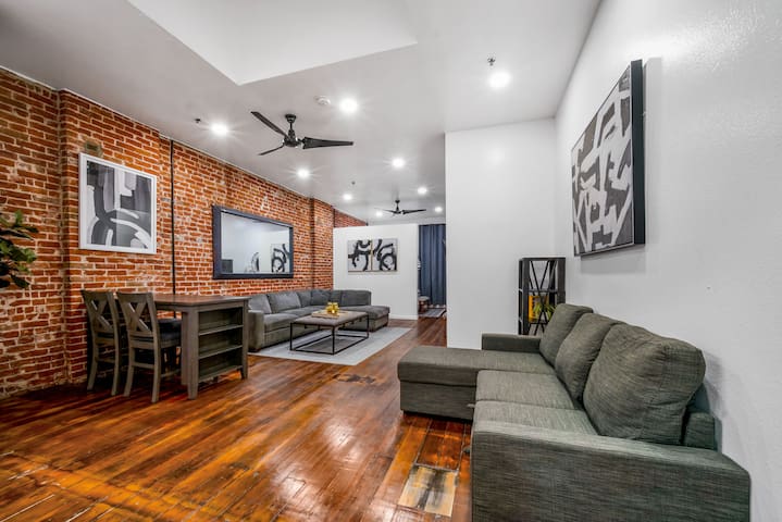 Huge 4 bedroom Great location Gaslamp near Petco gallery image 2