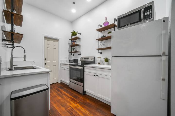 Huge 4 bedroom Great location Gaslamp near Petco gallery image 5