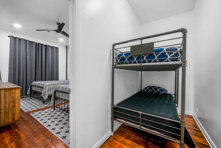 Huge 4 bedroom Great location Gaslamp near Petco gallery image 3