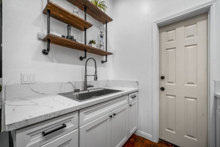 Huge 4 bedroom Great location Gaslamp near Petco gallery image 4