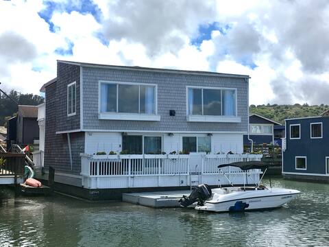 Modern and Spacious 2 Bedroom Houseboat Living