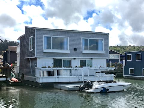 Modern and Spacious 2 Bedroom Houseboat Living