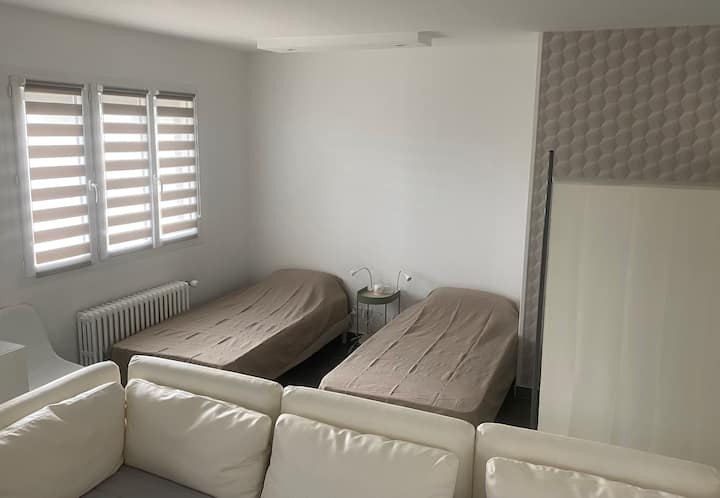 2 enkelsängar 90x200 i stugan 
