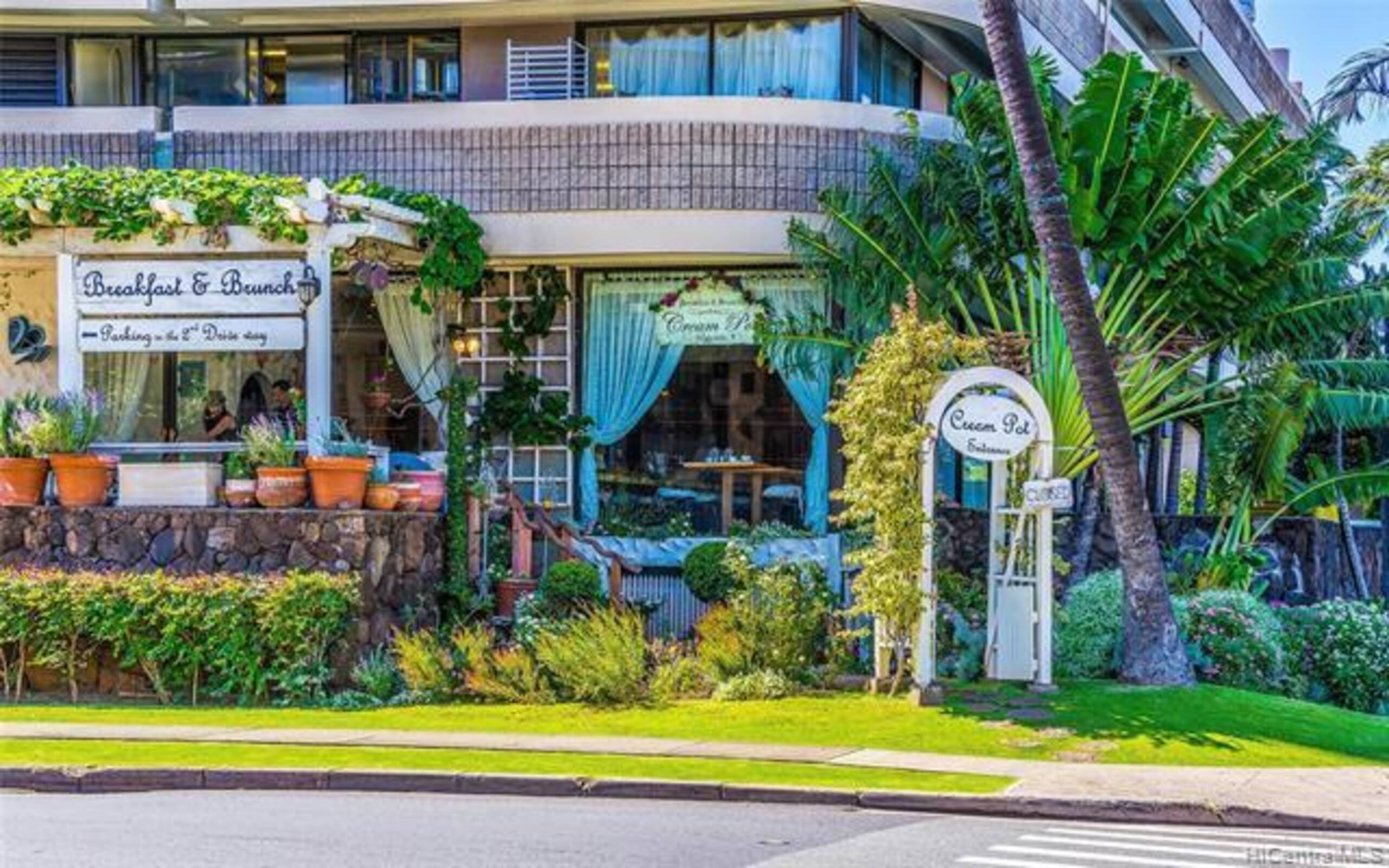 Condo in Honolulu · ★5.0 · Studio · 3 beds · 2 baths - Image 2