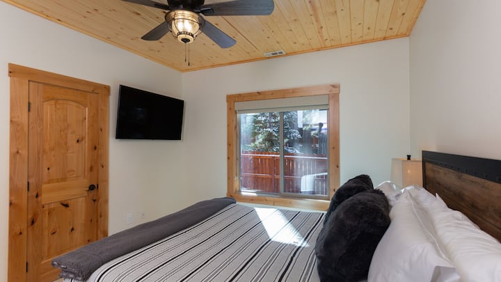 Queen Room 2 w/Smart TV