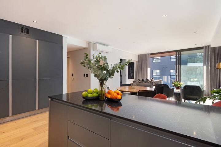 Vibrant Living in the heart of Sea Point (Apt 704) gallery image 3