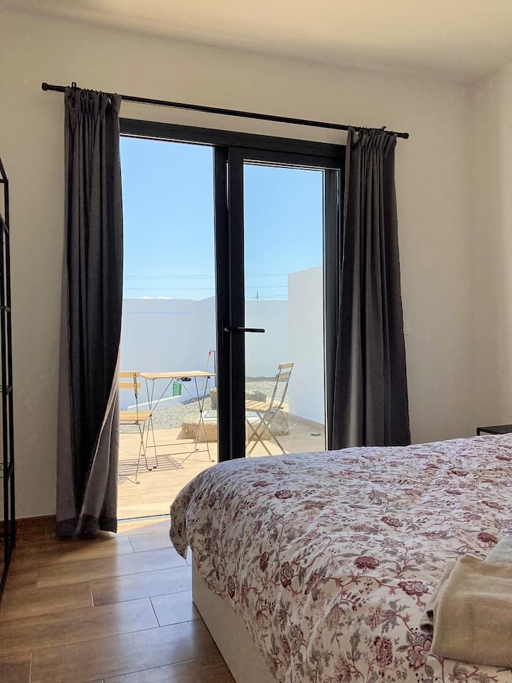 Bedroom 1 terrace - Dormitorio 1 terraza.
Toma los primeros rayos de sol en la terraza de tu desayuno.
Aprovecha los primeros rayos de sol en tu terraza.