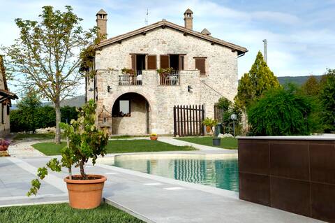 Villa in collina con ampio giardino e piscina