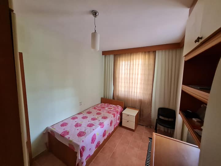 2-РИ КАТ, ЕДНОКРЕВЕТНА СОБА, ГАРДЕРОБА, БИРО, ПОЛИЦА ЗА КНИГИ