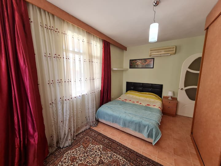 СПАЛНА СОБА НА 2-РИ КАТ, ДВОЕН КРЕВЕТ И ГОЛЕМА ГАРДЕРОБА