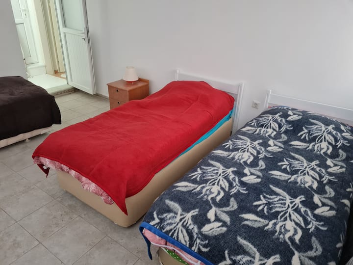 Спална соба на 2-ри кат;  3  единечни кревета.
2 од нив може да се комбинираат во близнаци, по желба.