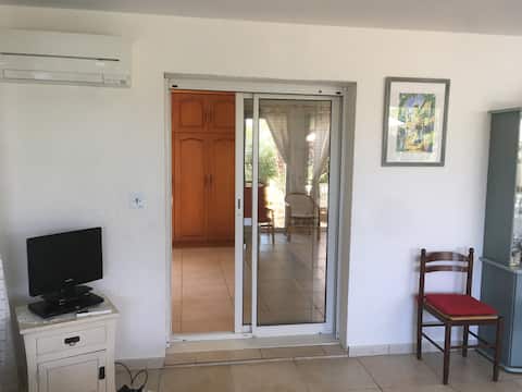 Annonce Airbnb populaire: Garden level apartment, change of scenery guaranteed à Cavalaire Sur Mer