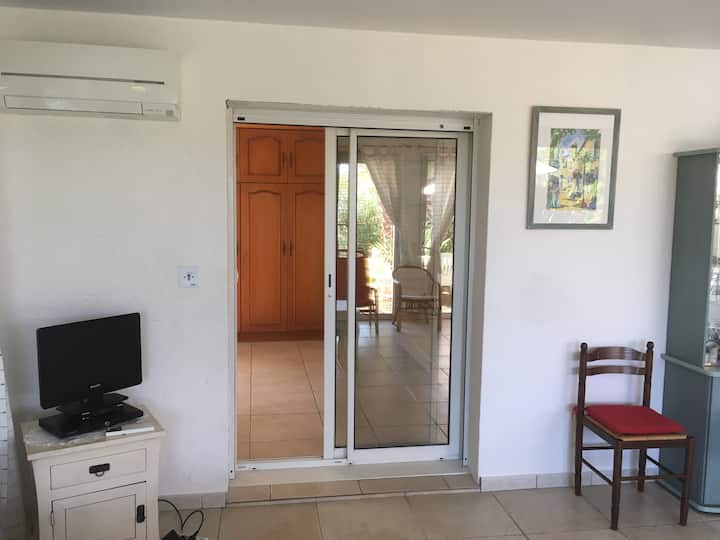 Appartement En Rez De Jardin, Dépaysement Assuré - Cavalaire-sur-Mer