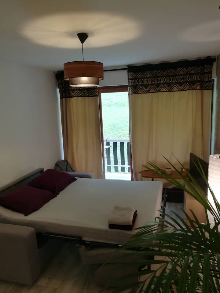 Разтегателен диван: качествено спално бельо