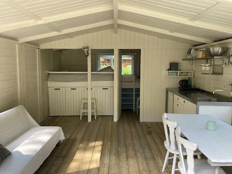 Successful Airbnb property: Cozy wooden cottage on a quiet campsite on the edge of the dunes in Groet Met Hargen