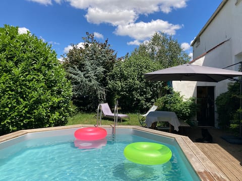 Family home – Pool and enclosed garden – 12 people