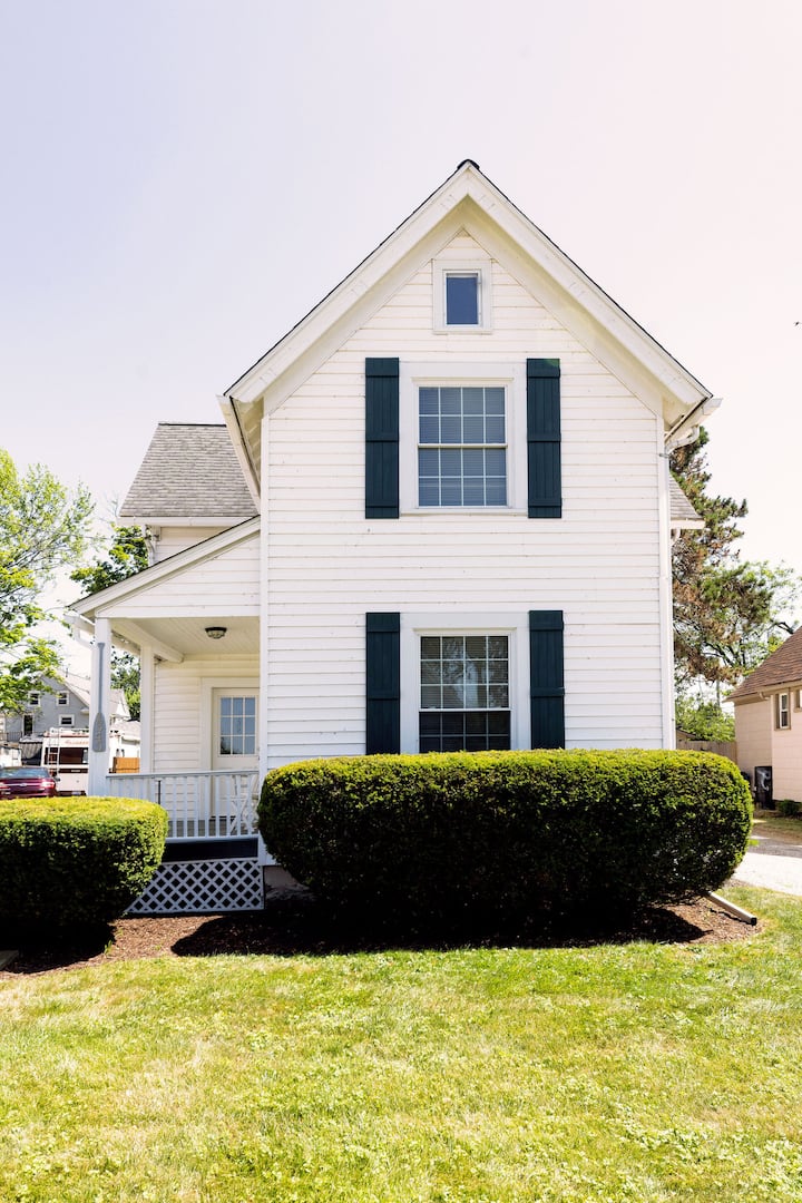The Front House by the Lake Houses for Rent in Lorain, Ohio, United