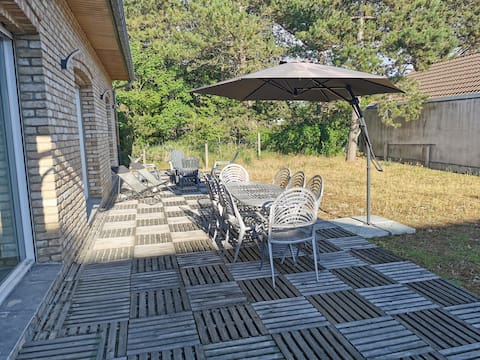 Quiet, comfortable, ideally located villa.