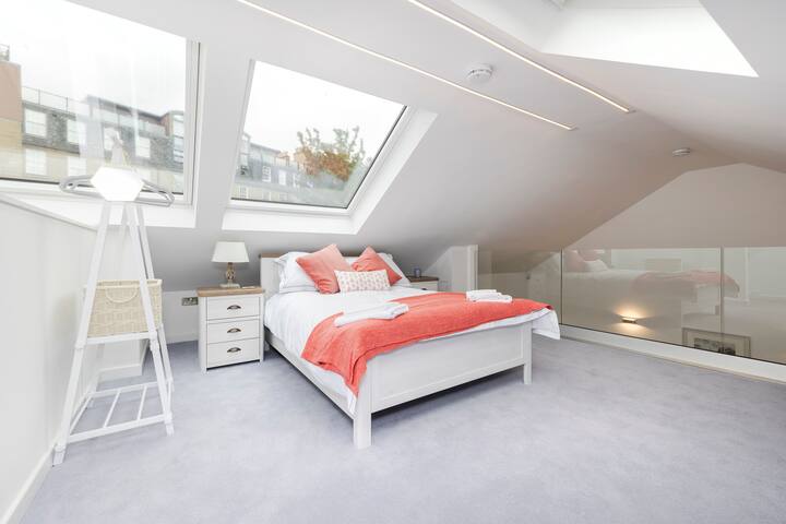 Entire Deluxe 3-BR 3-Storey Apt in City Centre gallery image 3