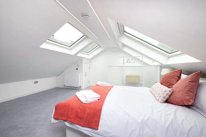 Entire Deluxe 3-BR 3-Storey Apt in City Centre gallery image 5