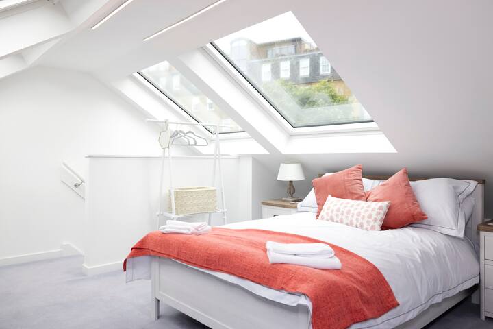 Entire Deluxe 3-BR 3-Storey Apt in City Centre gallery image 4