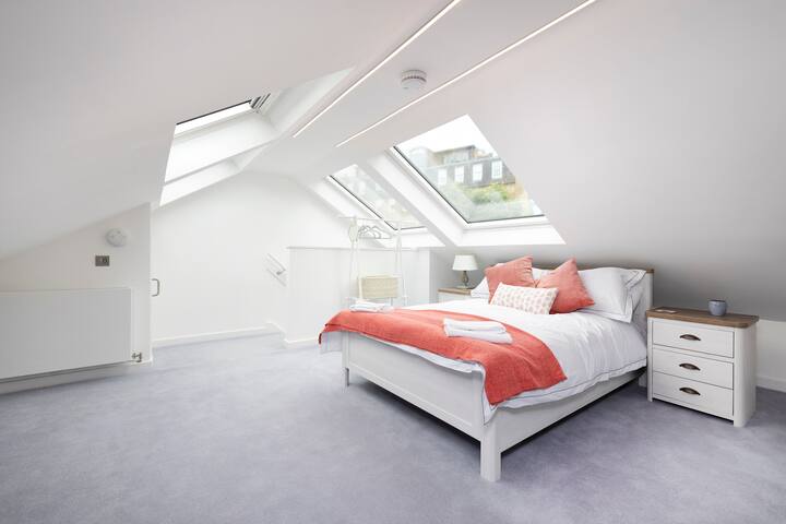 Entire Deluxe 3-BR 3-Storey Apt in City Centre gallery image 2