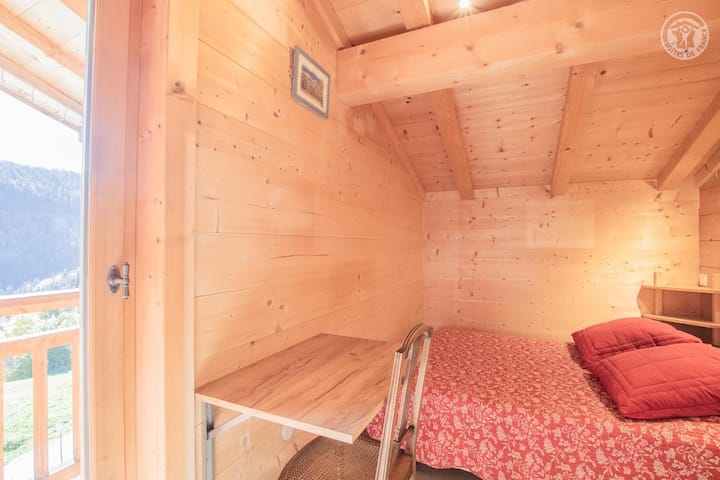 spálňa s manželskou posteľou