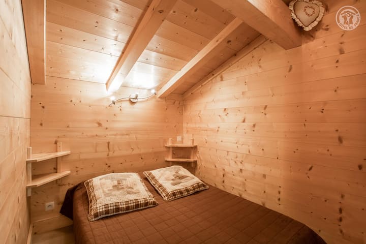 Spálňa s manželskou posteľou