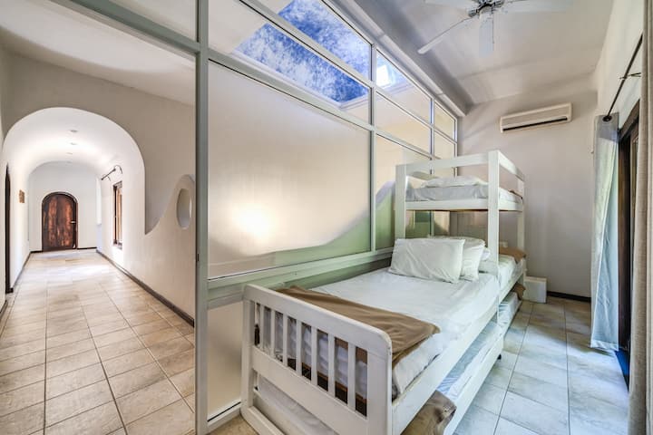 Habitación para niños con TV y aire acondicionado
 
Cuarto para Niños con TV Y AC