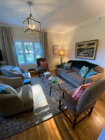 Historic Edwardian Carriage House Ample Parking gallery image 5