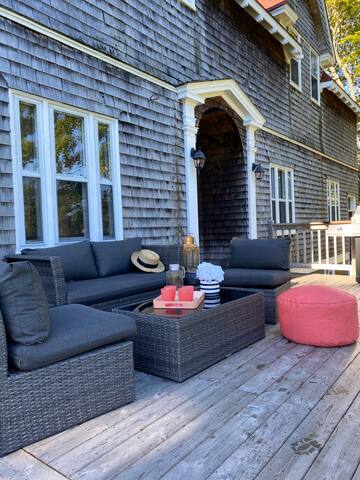 Historic Edwardian Carriage House Ample Parking gallery image 3