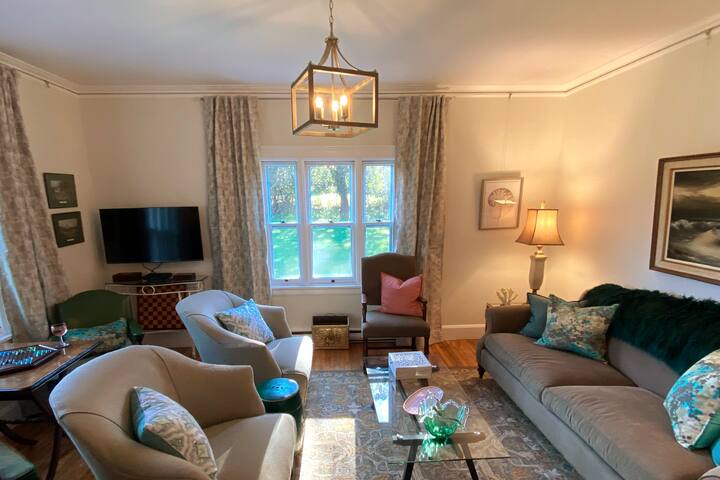 Historic Edwardian Carriage House Ample Parking gallery image 4