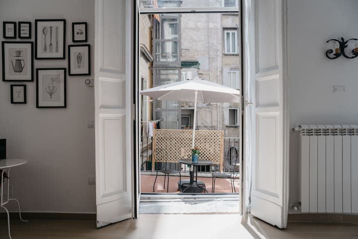 Nilo – Historic Apartment with Patio by Casa N