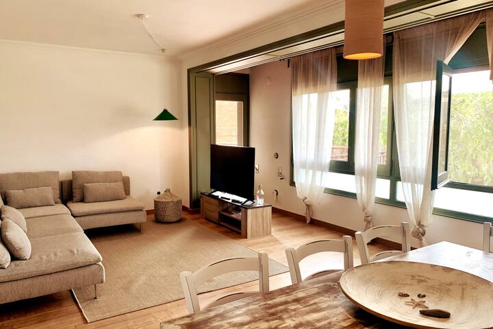 House with garden and pool near the beach