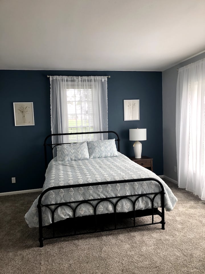 1st floor master bedroom with queen bed