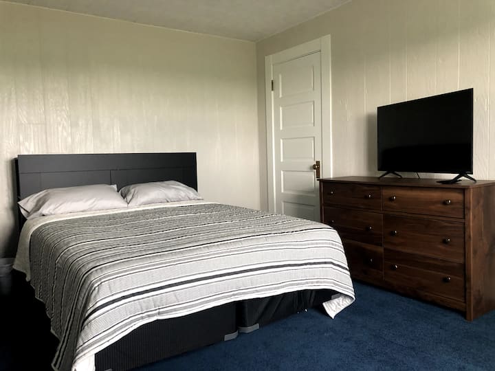 Upstairs bedroom #2 - queen bed