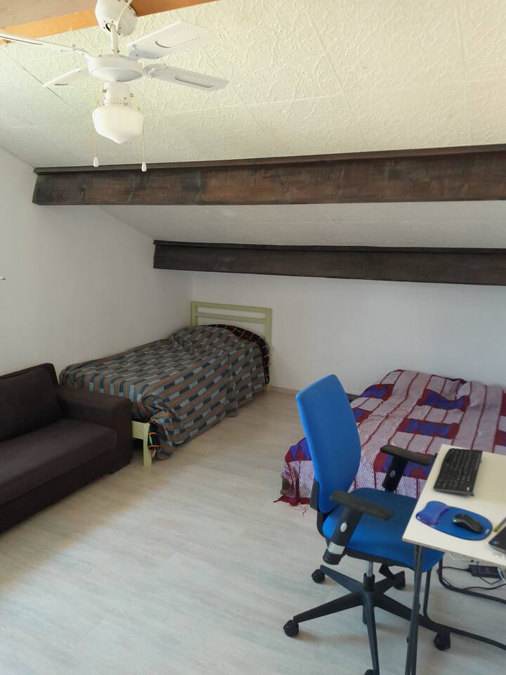 Spálňa 6 = internátna izba: jedna manželská posteľ, rozkladacia pohovka a matrace