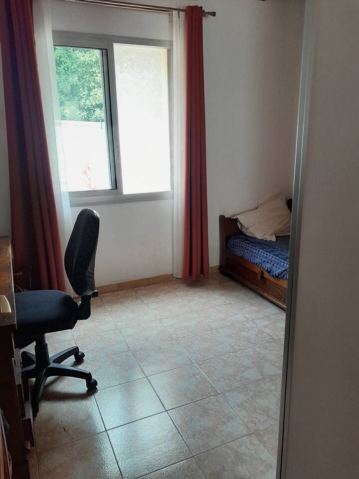 Spálňa 1, prízemie, manželská posteľ a písací stôl