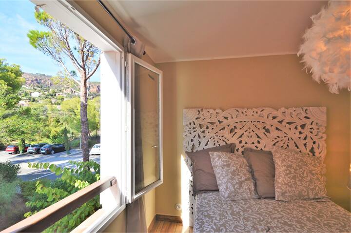 Camera 1 dal livello principale con letto matrimoniale 140cm. Vista sulleches Roges dell'Esterel. Ventilatore, armadio 