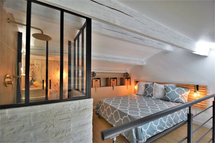 Camera da letto soppalcata con piccolo bagno annesso e letto matrimoniale 160cm